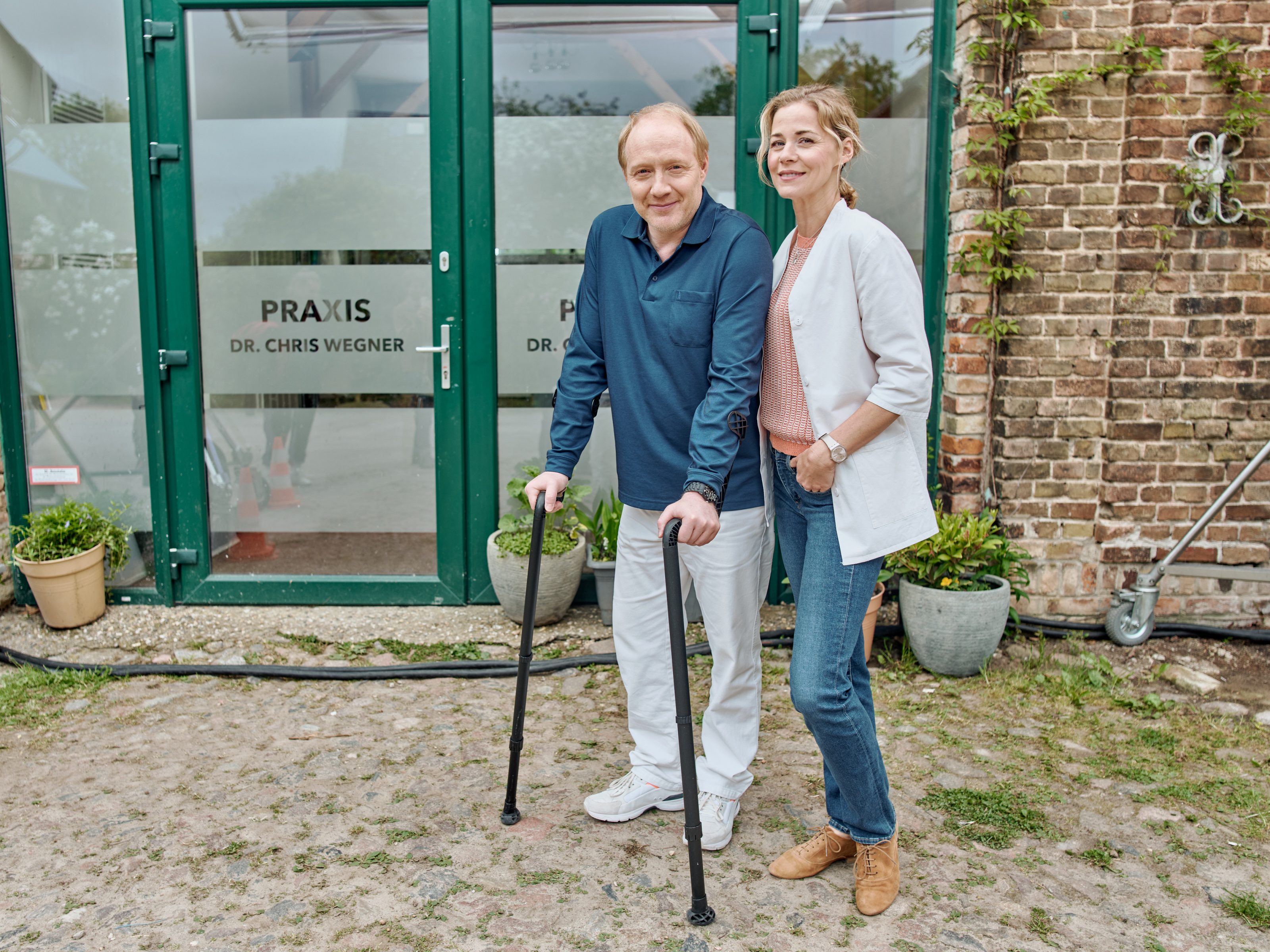  Simon Schwarz als Dr. Chris Wegner und Jessica Ginkel als Versorgungsassistentin Vicky Röver