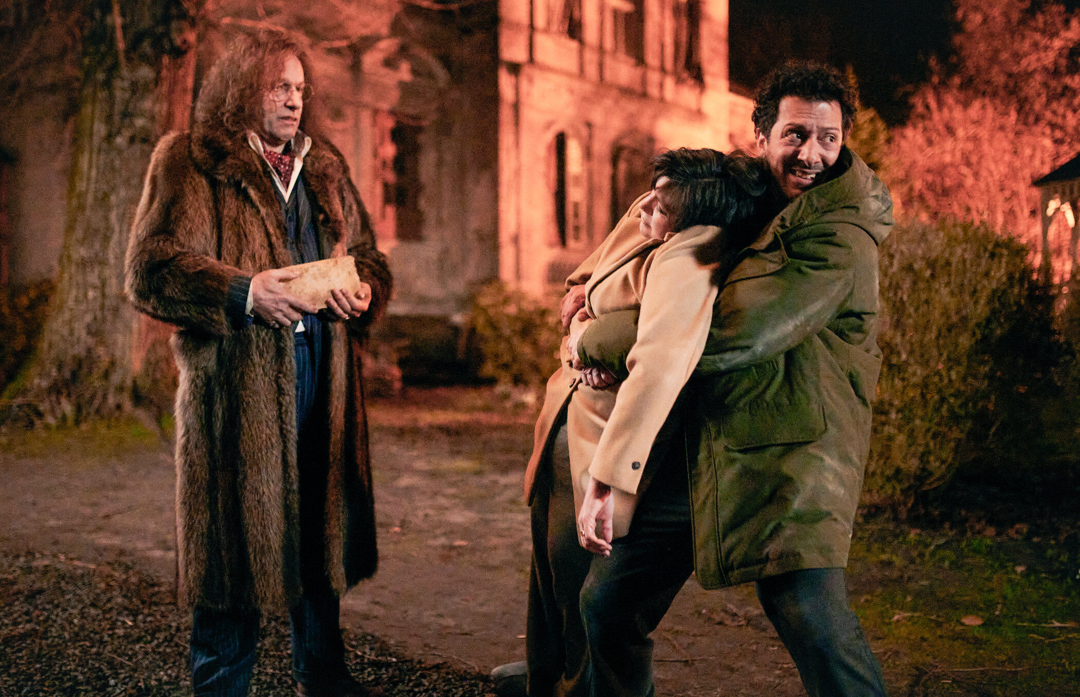 V.l.n.r.: Igor (Rocko Schamoni), Immobilienmaklerin Solbach (Stephanie Petrowitz) und Eddie (Fahri Yardım)