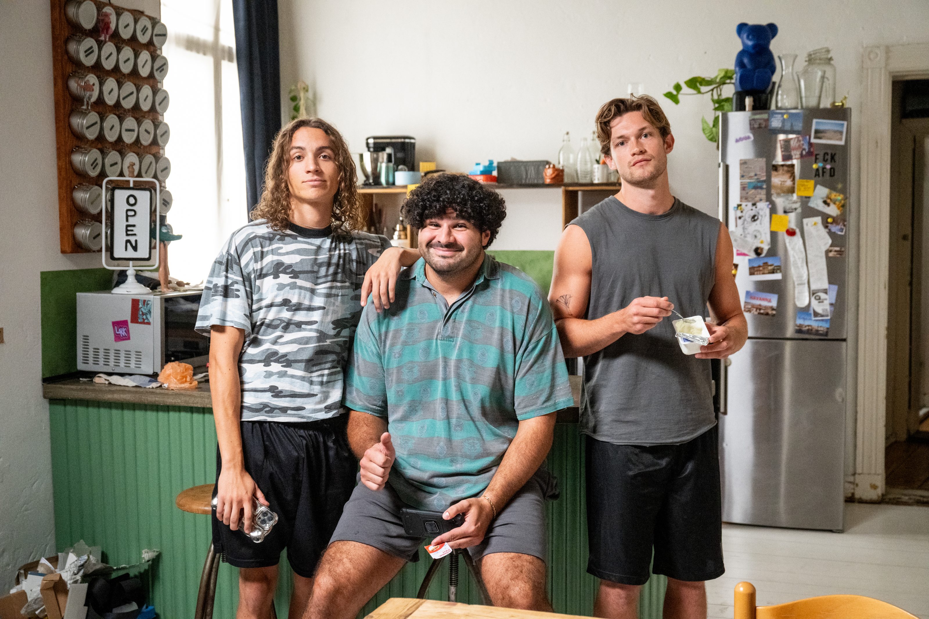 v.l.n.r.: Oskar Redfern (Darsteller Rolle JOSHI), Samir Salim (Darsteller Rolle HASSAN) und Damian Hardung (Darsteller Rolle MARVIN) beim Drehstart am Set der Comedy-Serie SOFTIES.